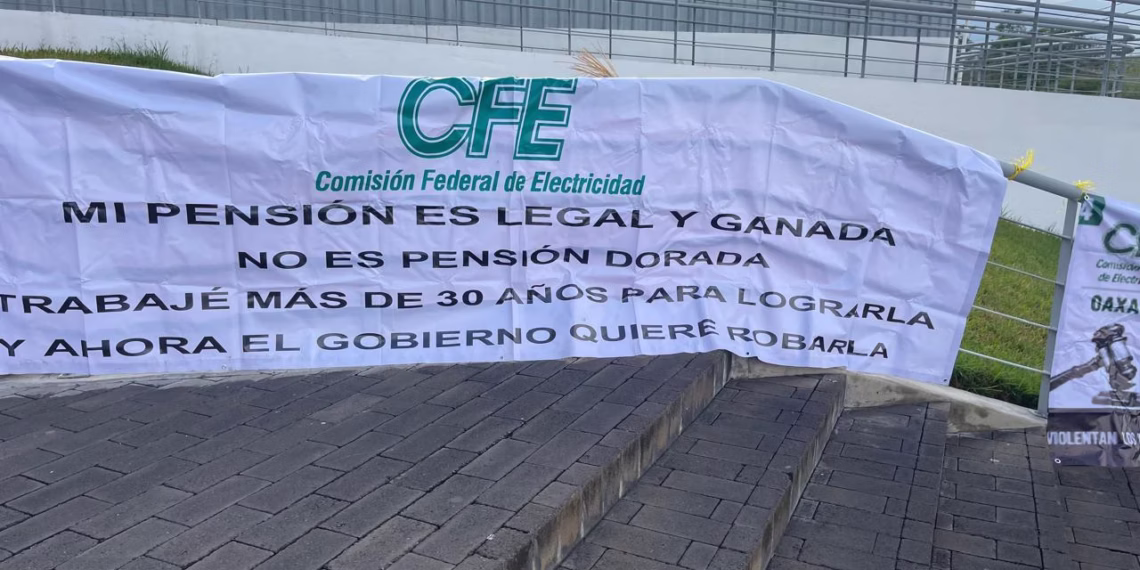Jubilados de la CFE protestan en Oaxaca contra presunta reducción retroactiva de pensiones.