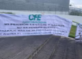 Jubilados de la CFE protestan en Oaxaca contra presunta reducción retroactiva de pensiones.