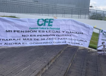 Jubilados de la CFE protestan en Oaxaca contra presunta reducción retroactiva de pensiones.