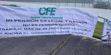 Jubilados de la CFE protestan en Oaxaca contra presunta reducción retroactiva de pensiones.