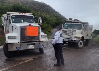 Camioneros de la Mixteca exigen respeto a contratos de trabajo en obra carretera Tezoatlán-Yolomecatlán