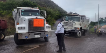 Camioneros de la Mixteca exigen respeto a contratos de trabajo en obra carretera Tezoatlán-Yolomecatlán