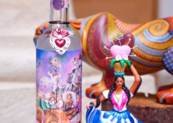 Presentan botella de mezcal conmemorativa de la Guelaguetza 2026