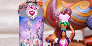 Presentan botella de mezcal conmemorativa de la Guelaguetza 2026