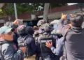 Trabajadores de la UTVCO denuncian presunta represión durante protesta y exigen solución a conflicto laboral.