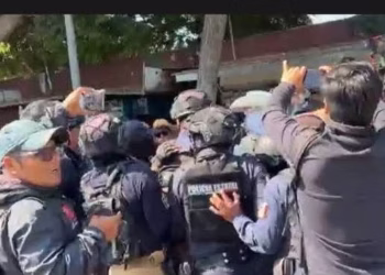 Trabajadores de la UTVCO denuncian presunta represión durante protesta y exigen solución a conflicto laboral.