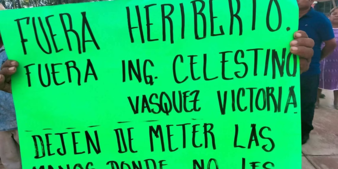 Habitantes de San Pedro Amuzgos protestan por el presunto intento de apropiación de tierras de uso común.