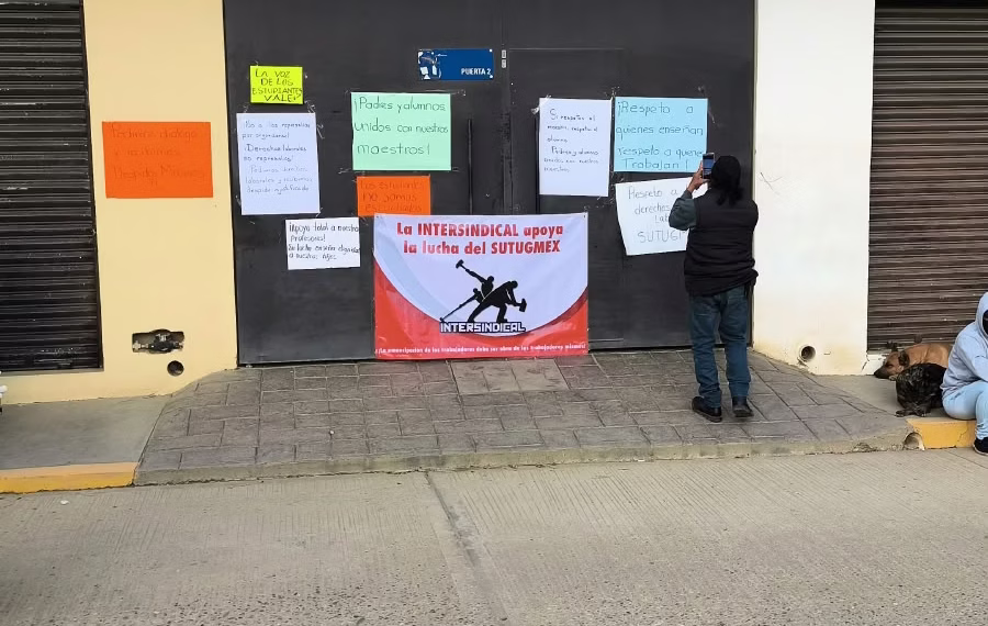 Continúa conflicto laboral en la UGMEX; trabajadores inician nueva semana de protestas.