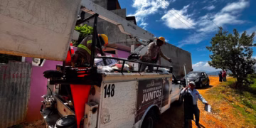 Atiende Ray Chagoya solicitud vecinal con instalación de luminarias en el barrio Loma Rancho