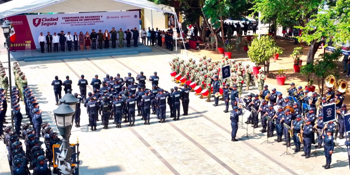 Ray Chagoya fortalece y dignifica la labor de la policía de Oaxaca de Juárez con 27 ascensos y entrega de uniformes