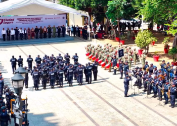 Ray Chagoya fortalece y dignifica la labor de la policía de Oaxaca de Juárez con 27 ascensos y entrega de uniformes