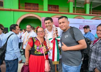 Cumple Gobernador de Oaxaca con rehabilitación de carretera de Santa María Ecatepec