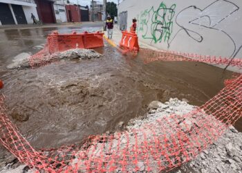 Realizan CEABIEN y SOAPA prueba hidrostática en la línea de conducción de 12 pulgadas en Avenida Montoya, San Martín Mexicapam