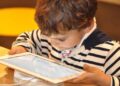 Infancias bajo presión digital: crece el uso de Internet y pantallas entre menores en México