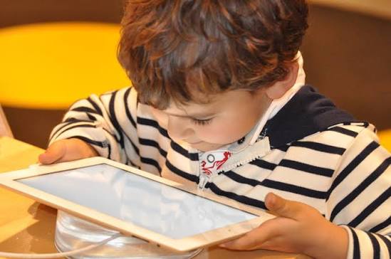 Infancias bajo presión digital: crece el uso de Internet y pantallas entre menores en México