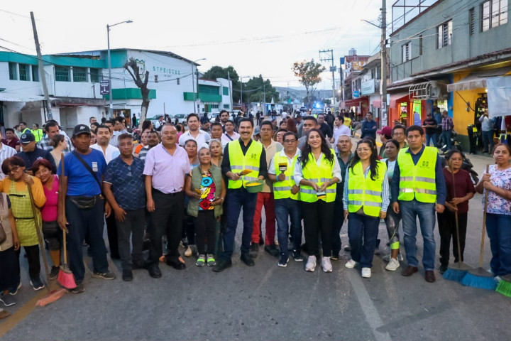 Con tequio, comerciantes, vecinas, vecinos y autoridades mejoran la imagen de la Central de Abasto